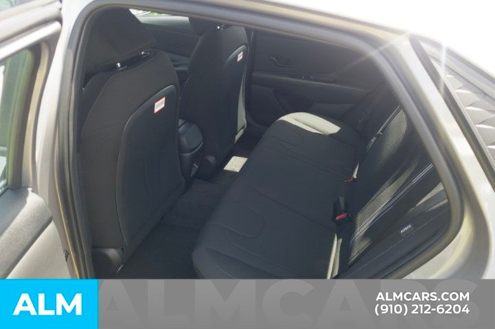Used 2025 White Hyundai SEL Sport image 17