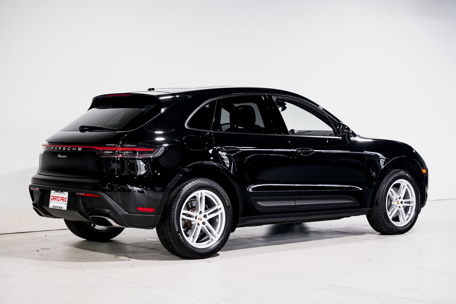 2024 Porsche Macan Base — photo 2