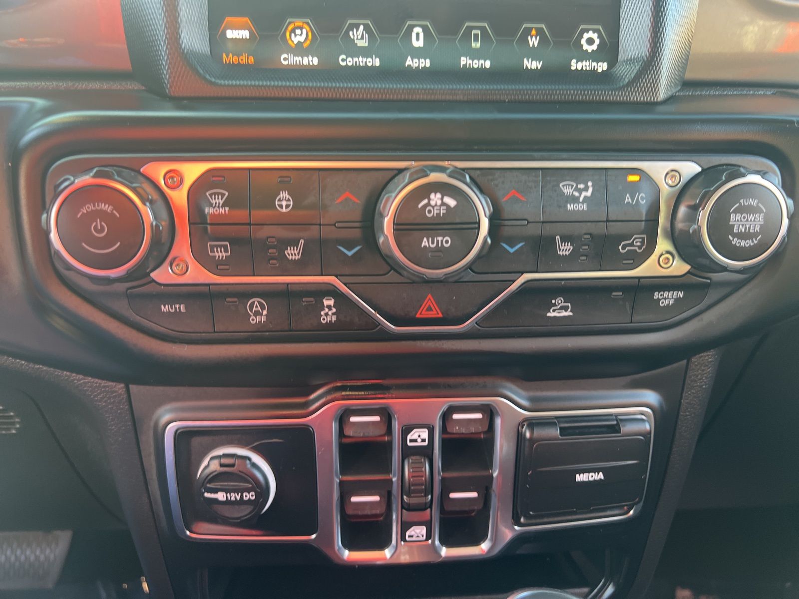Used 2023  Jeep Sahara image 18
