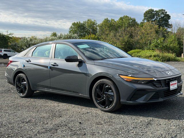 Gray 2026 Hyundai Elantra Sedan Front-Wheel Drive Continuously Variable Transmission