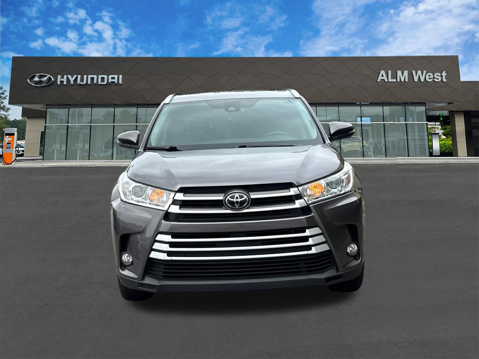 Used 2018 Gray Toyota XLE image 2