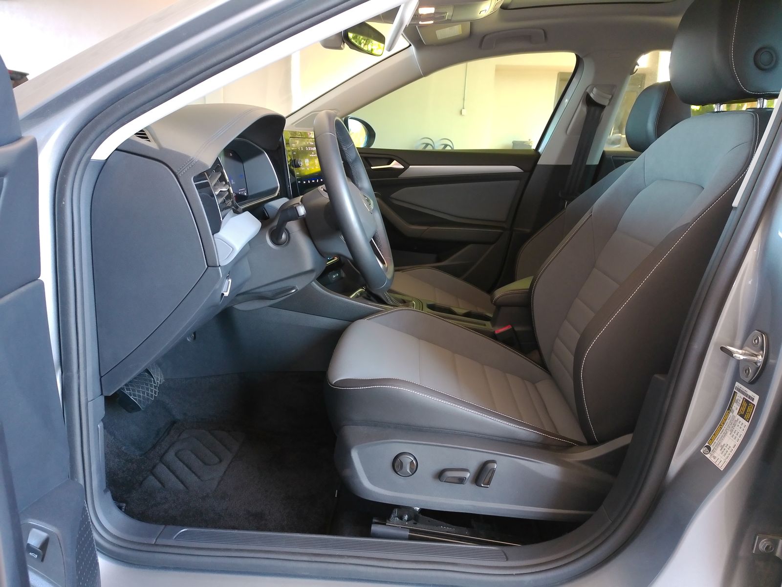 Used 2025 Silver Volkswagen 1.5T SE image 7