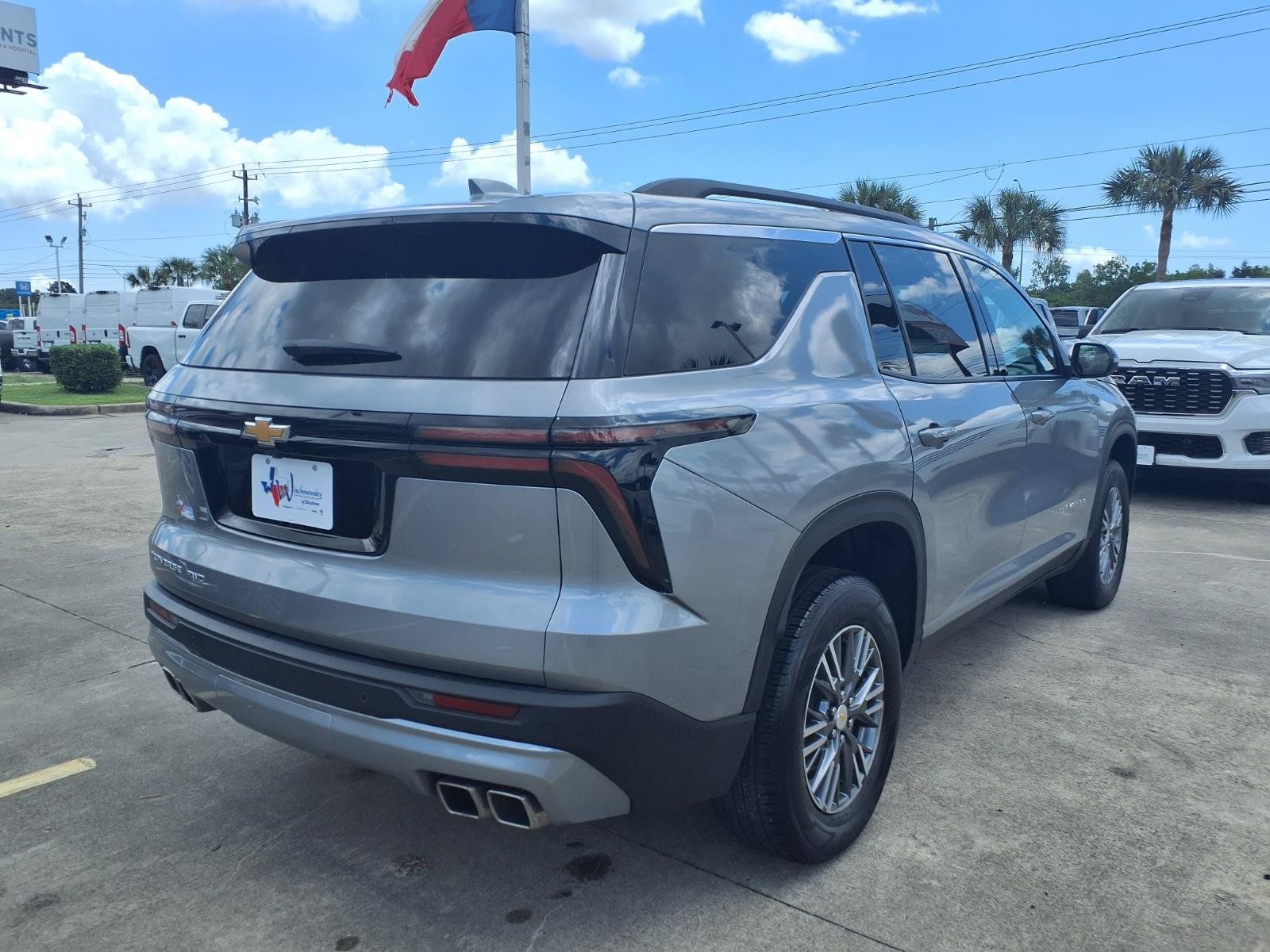 2025 Chevrolet Traverse LT - 4