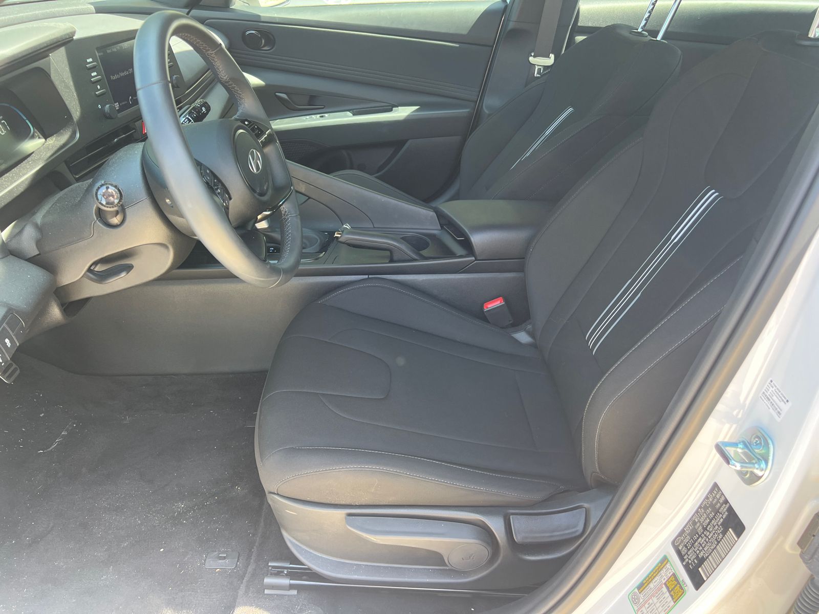 Used 2025 White Hyundai SEL Sport image 9