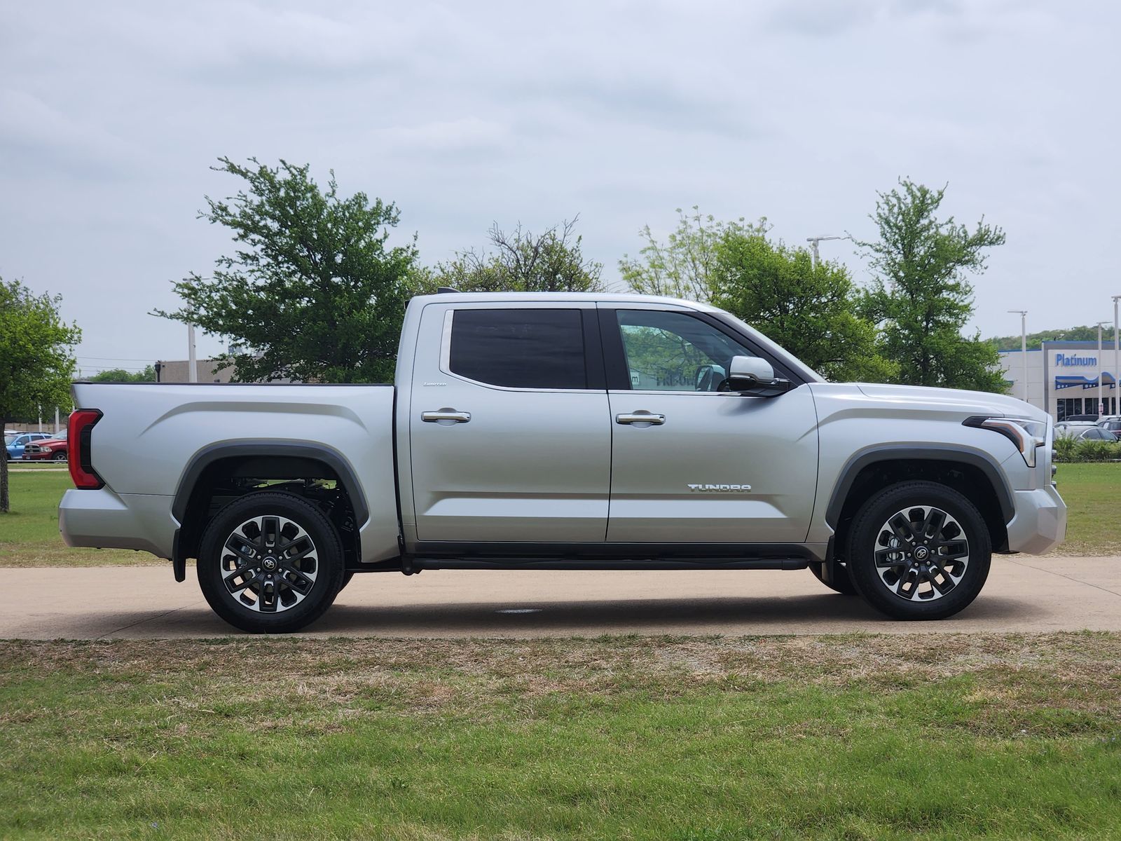 View vehicle photo 7