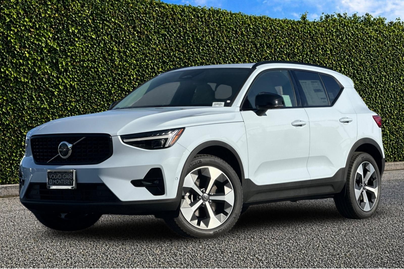 2026 Volvo XC40 B5 Plus Dark AWD's photo