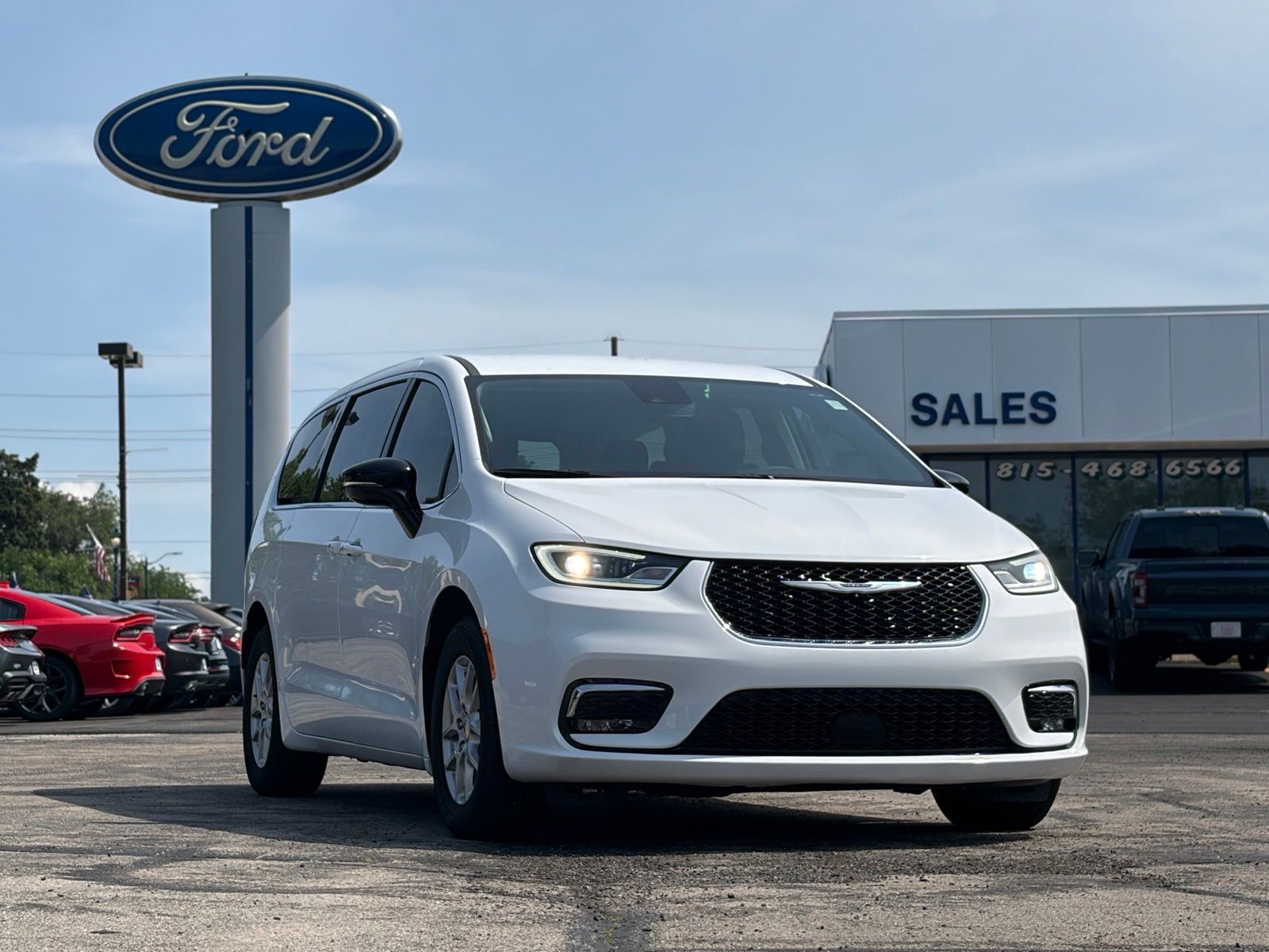 2024 Chrysler Pacifica Touring L's photo