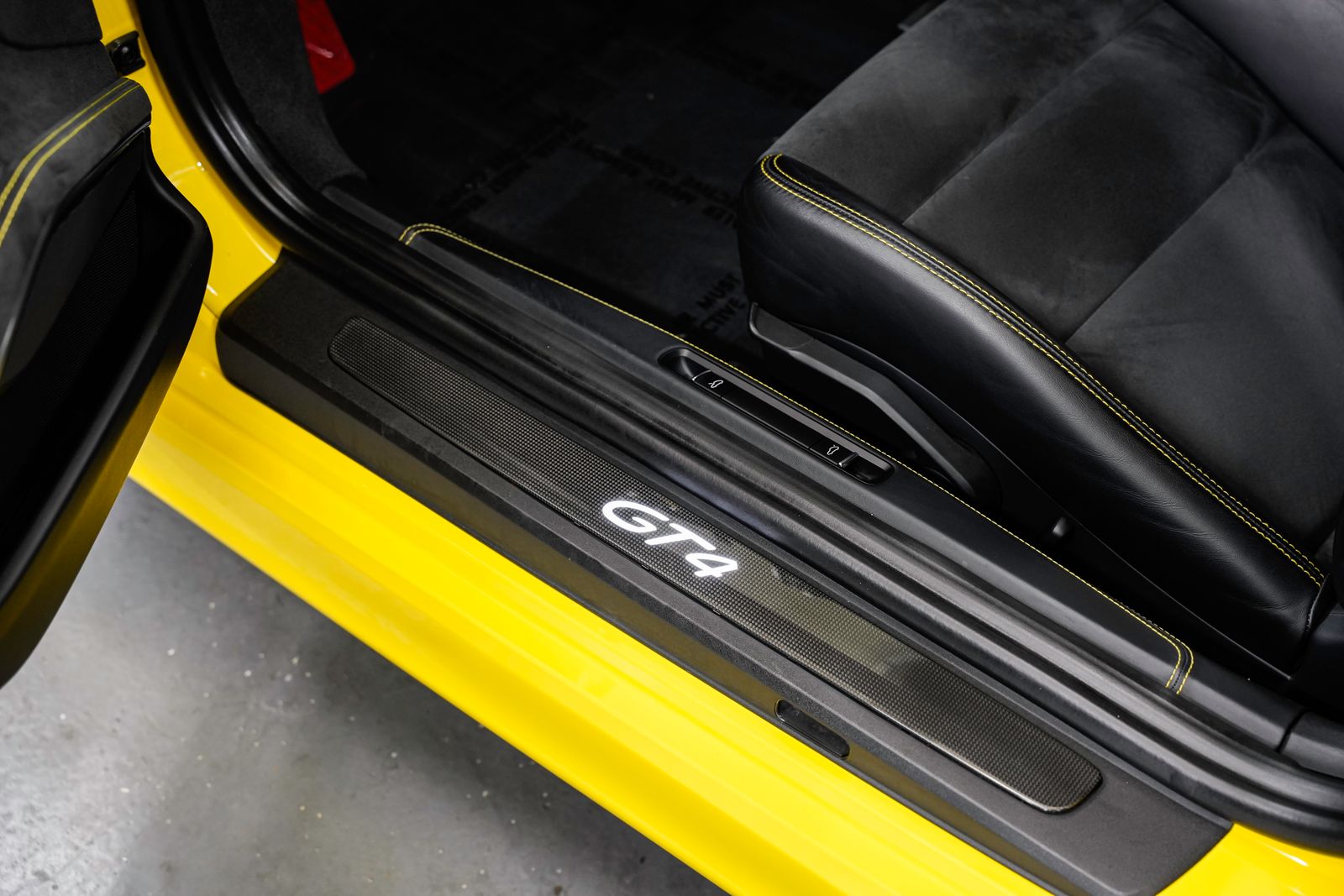 2016 Porsche Cayman GT4 — photo 22