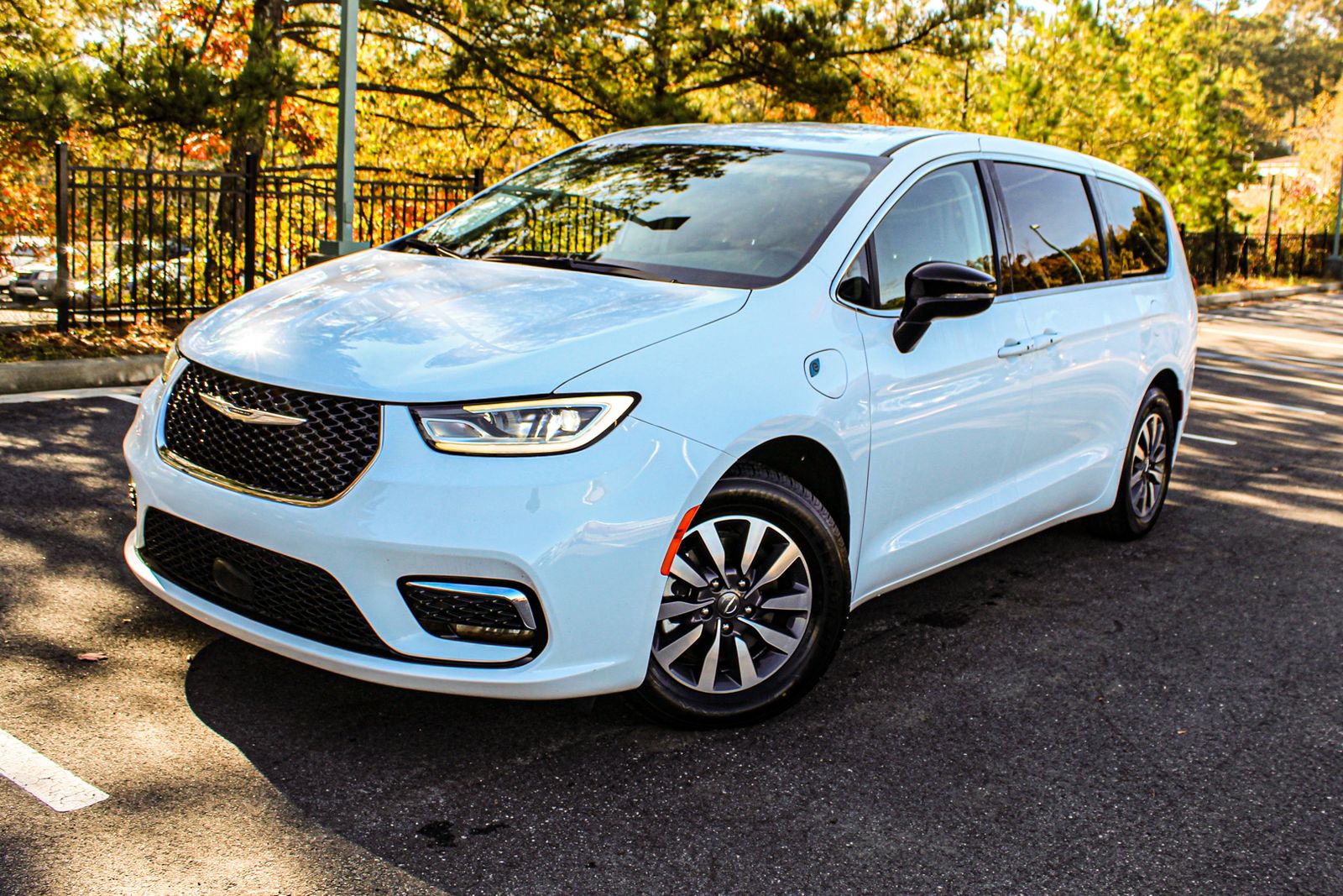 Bright White Clearcoat 2024 Chrysler Pacifica Hybrid Minivan Front-Wheel Drive Continuously Variable Transmission