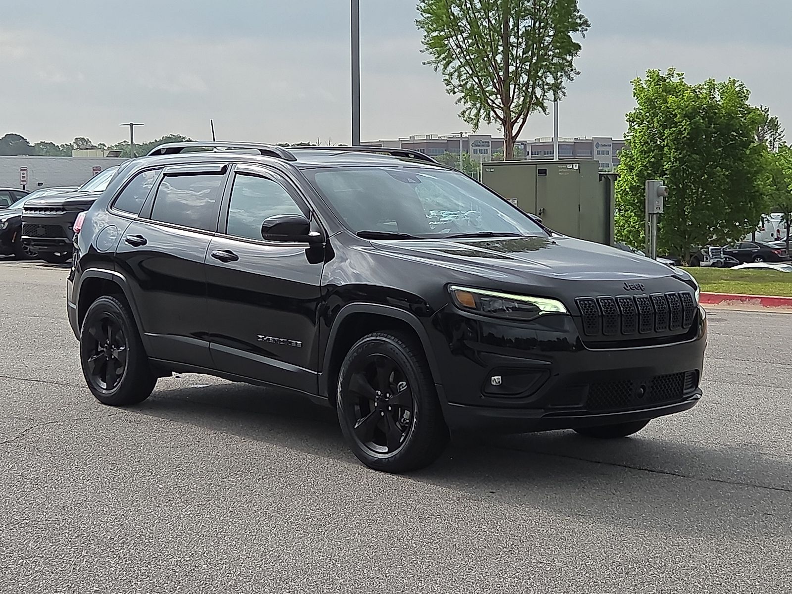 Diamond Black Crystal Pearlcoat 2023 Jeep Cherokee Altitude 4WD SUV / Crossover 9-Speed Automatic