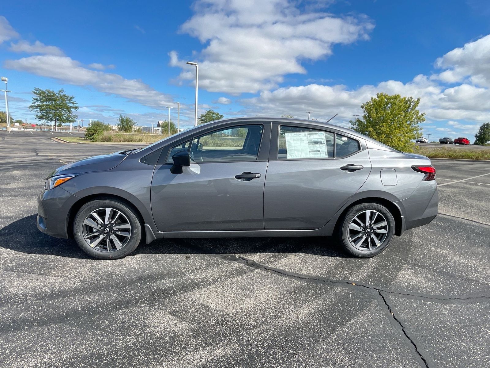 2024 Nissan Versa 1.6 S 30