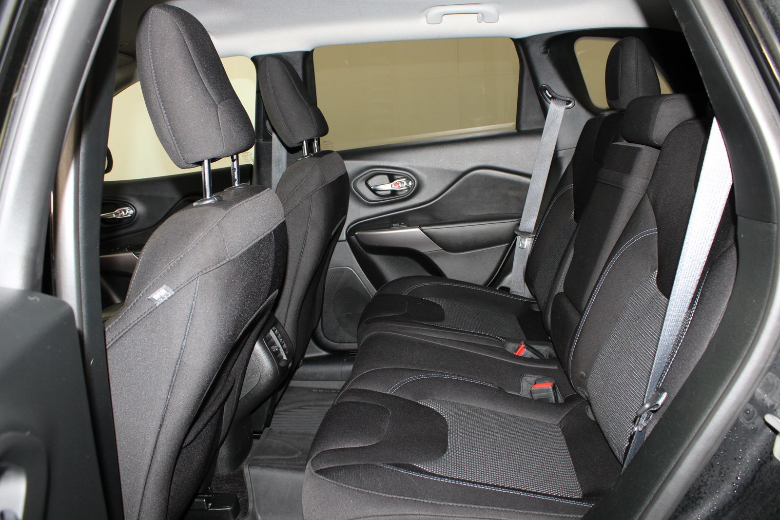 Used 2019 Black Jeep Latitude image 6