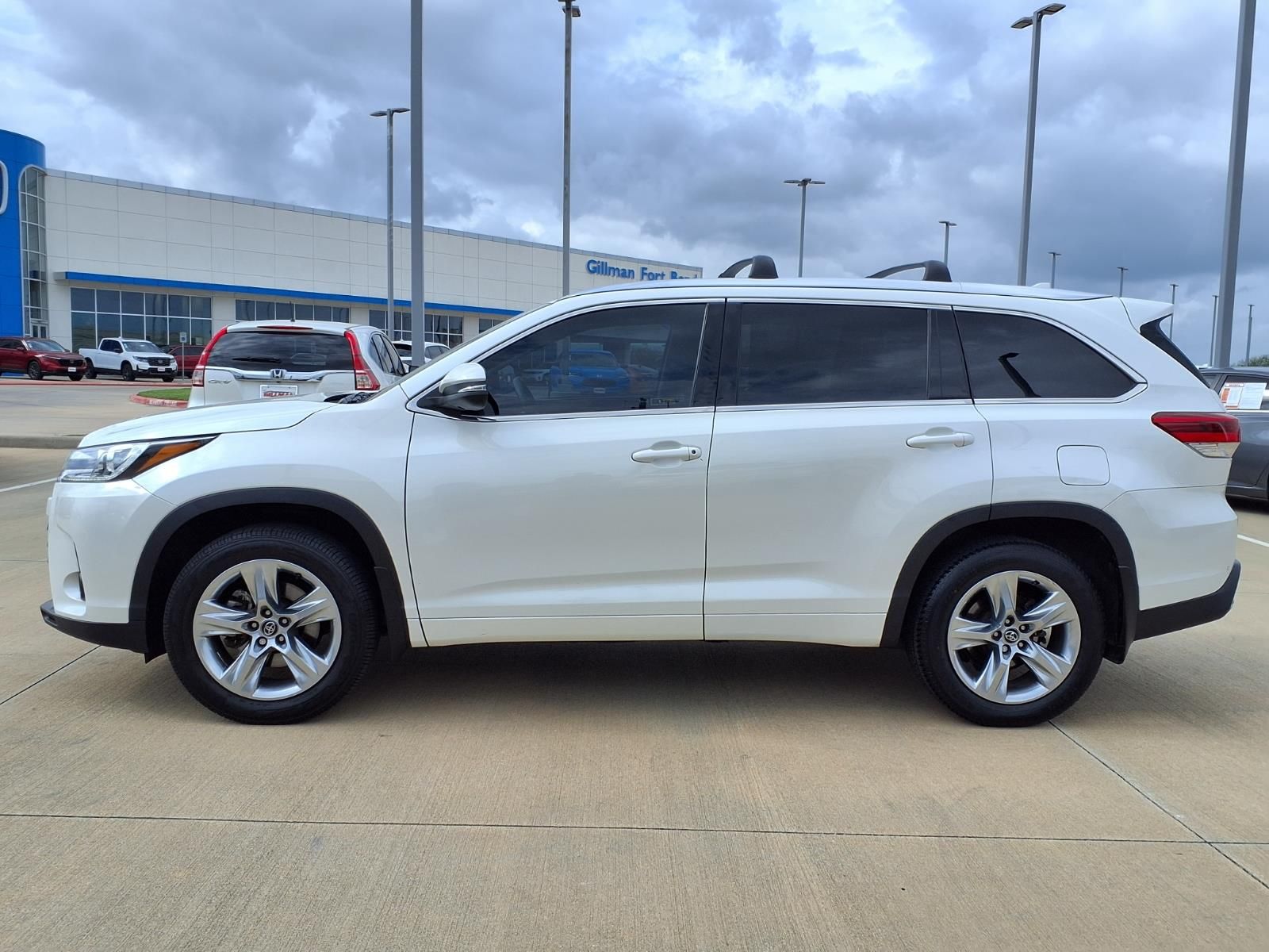 View vehicle photo 3