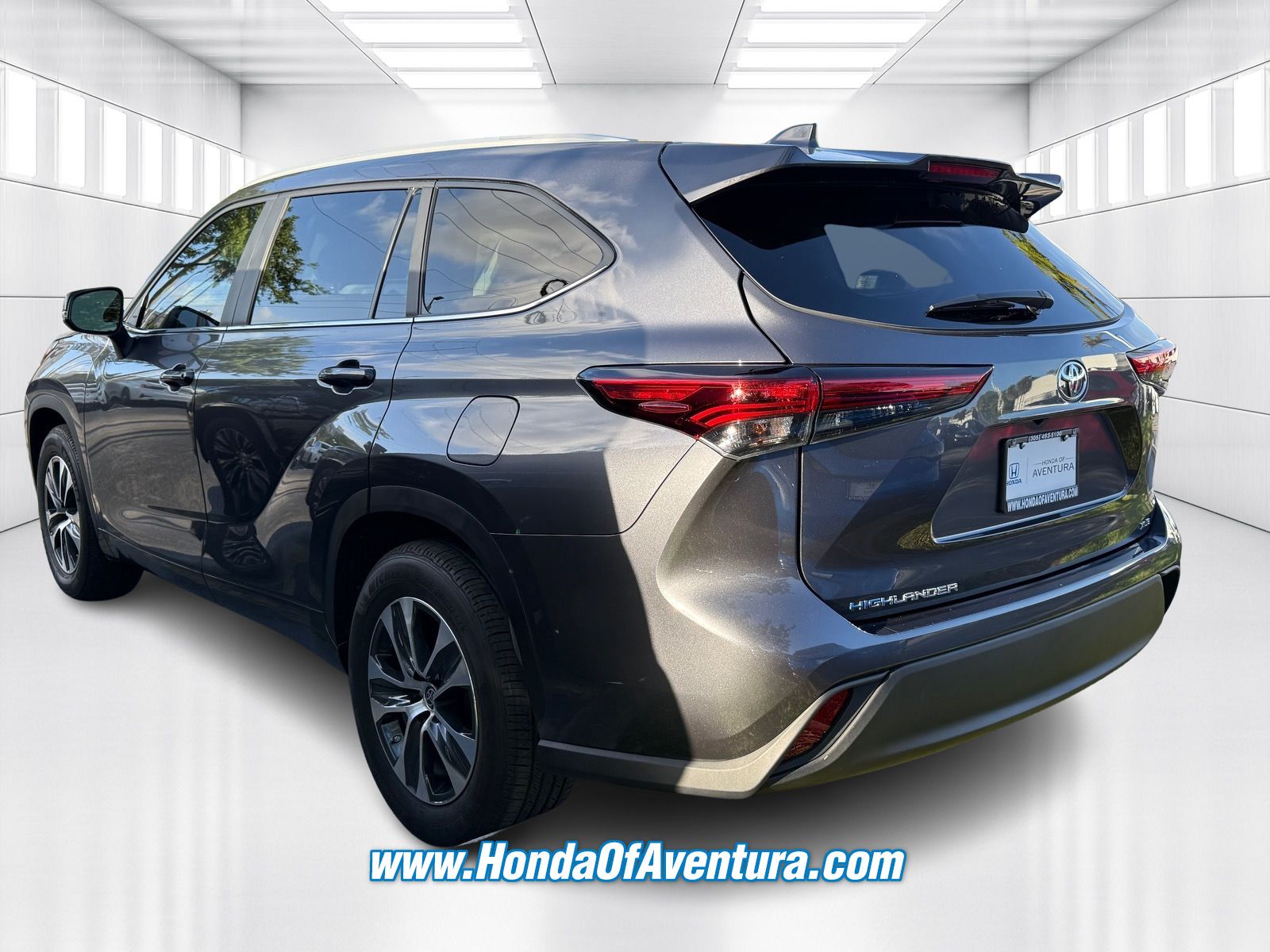 View vehicle photo 4