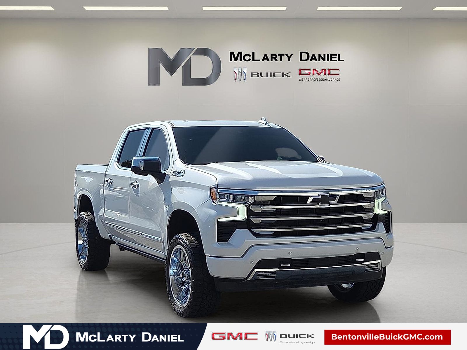 White (Iridescent Pearl Tricoat) 2023 Chevrolet Silverado 1500 Pickup Truck Four-Wheel Drive Automatic