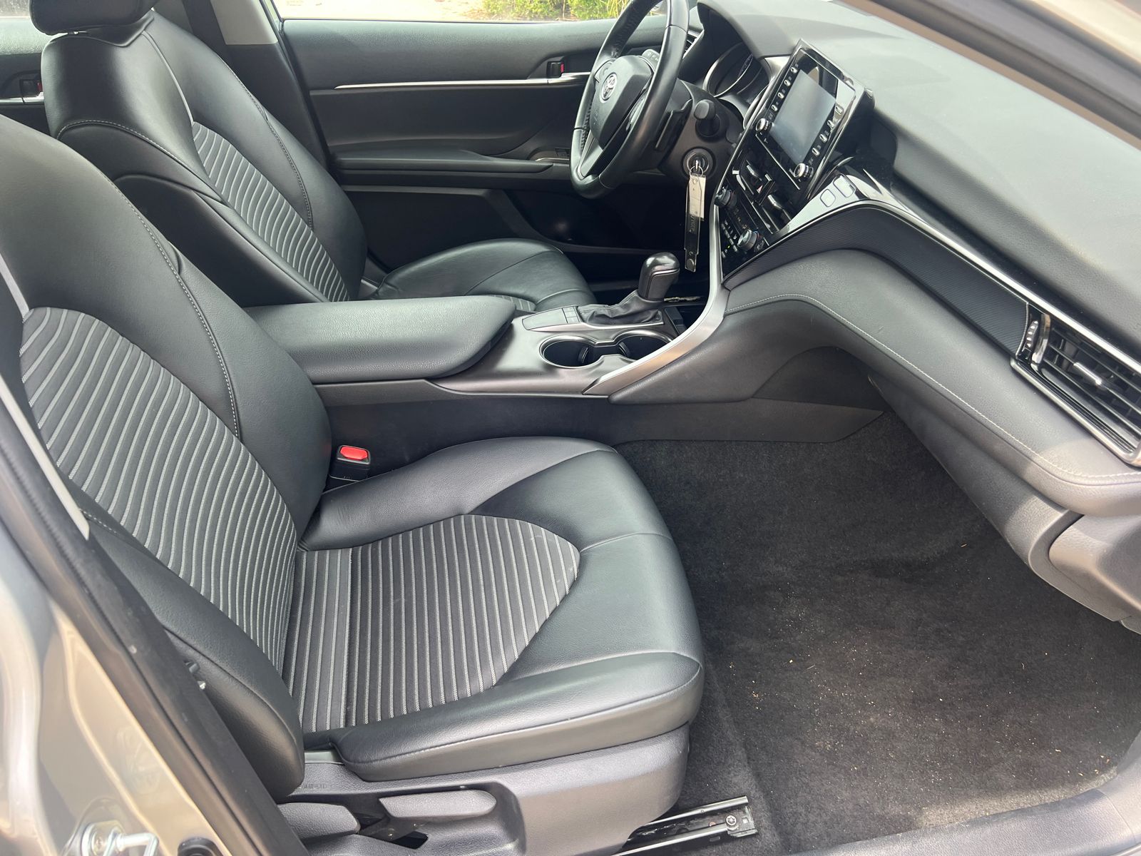2022 Toyota Camry SE photo 14