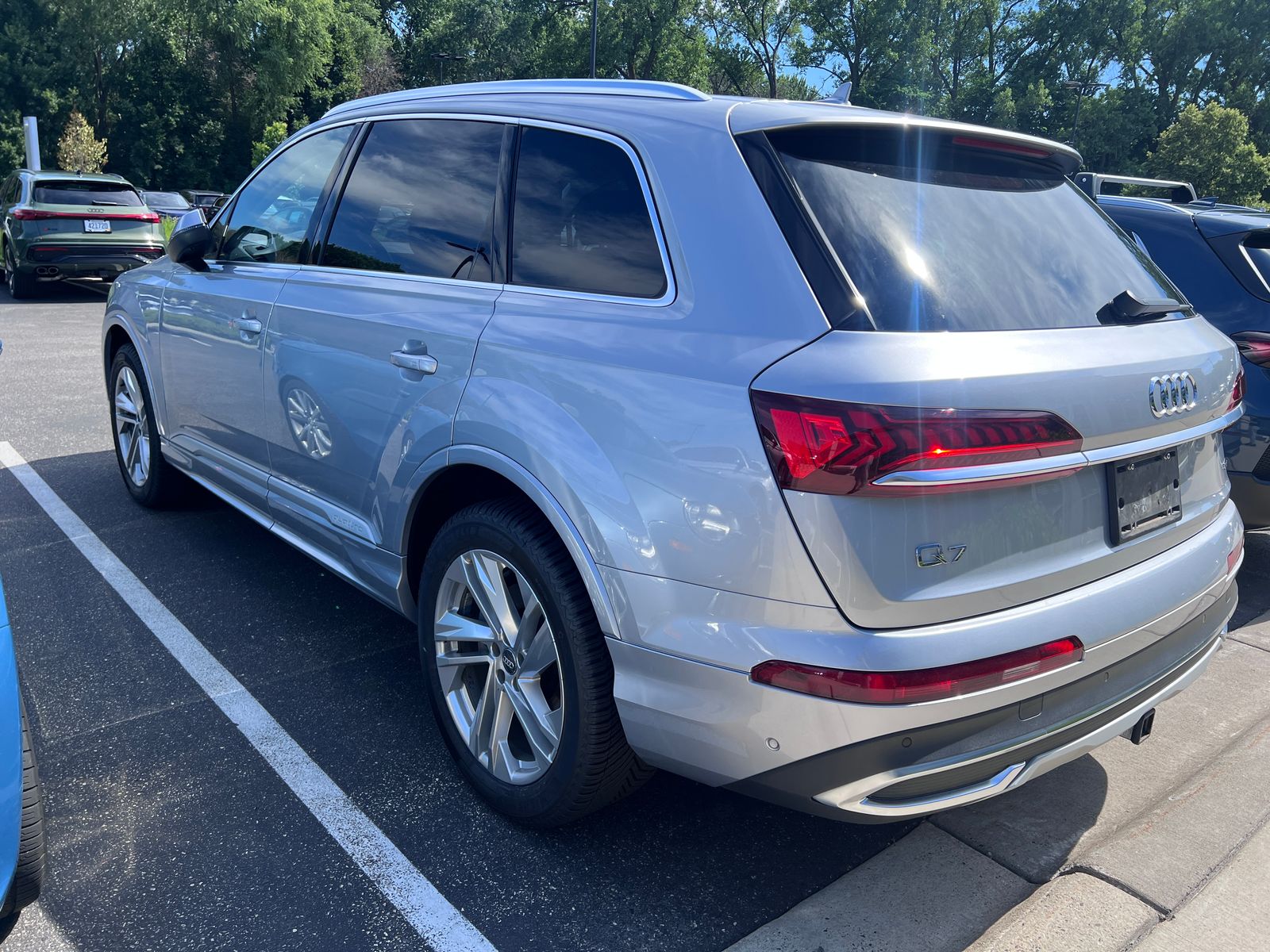 View vehicle photo 4
