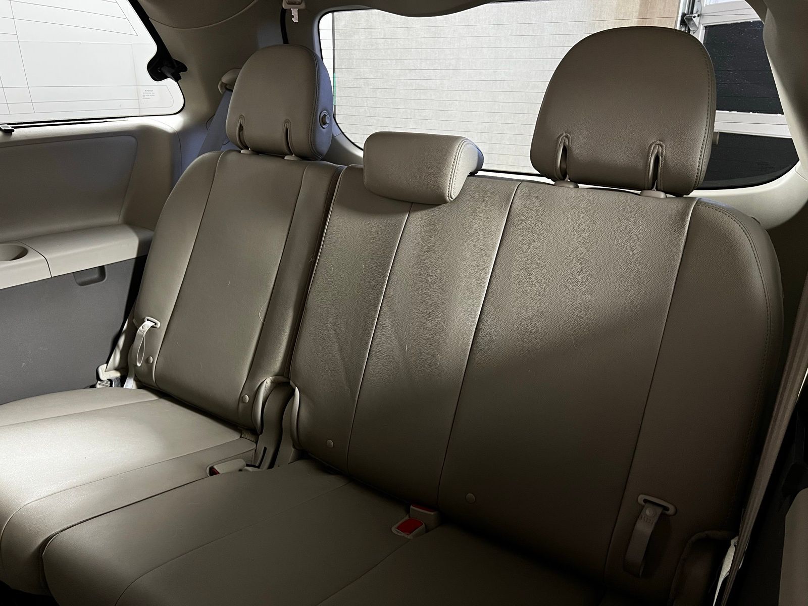 2016 Toyota Sienna XLE 26