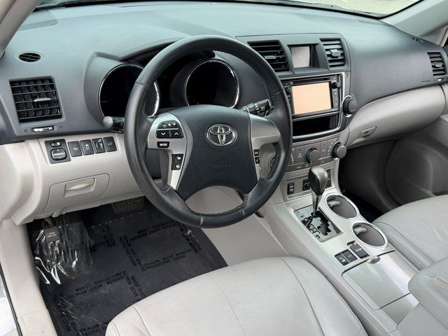 Used 2013 Magnetic Gray Metallic Toyota SE image 38