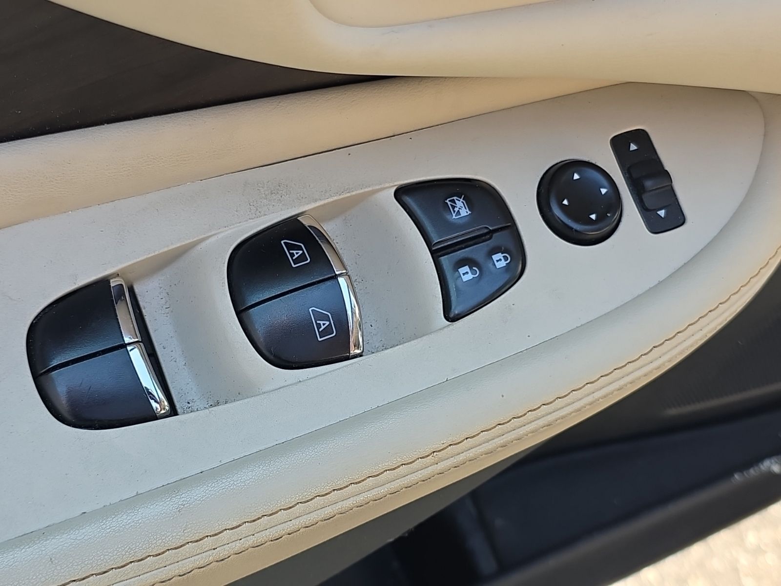 Used 2022 Brown Nissan Platinum image 30