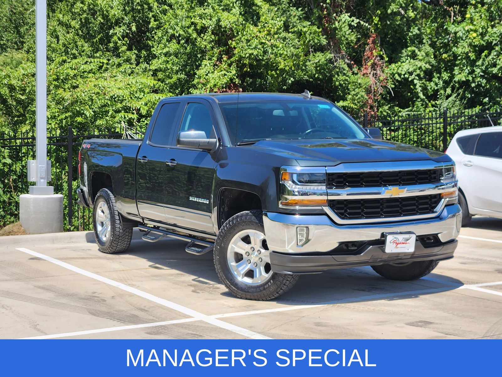 Gray (Graphite Metallic) 2017 Chevrolet Silverado 1500 Pickup Truck Four-Wheel Drive 6-Speed Automatic Overdrive