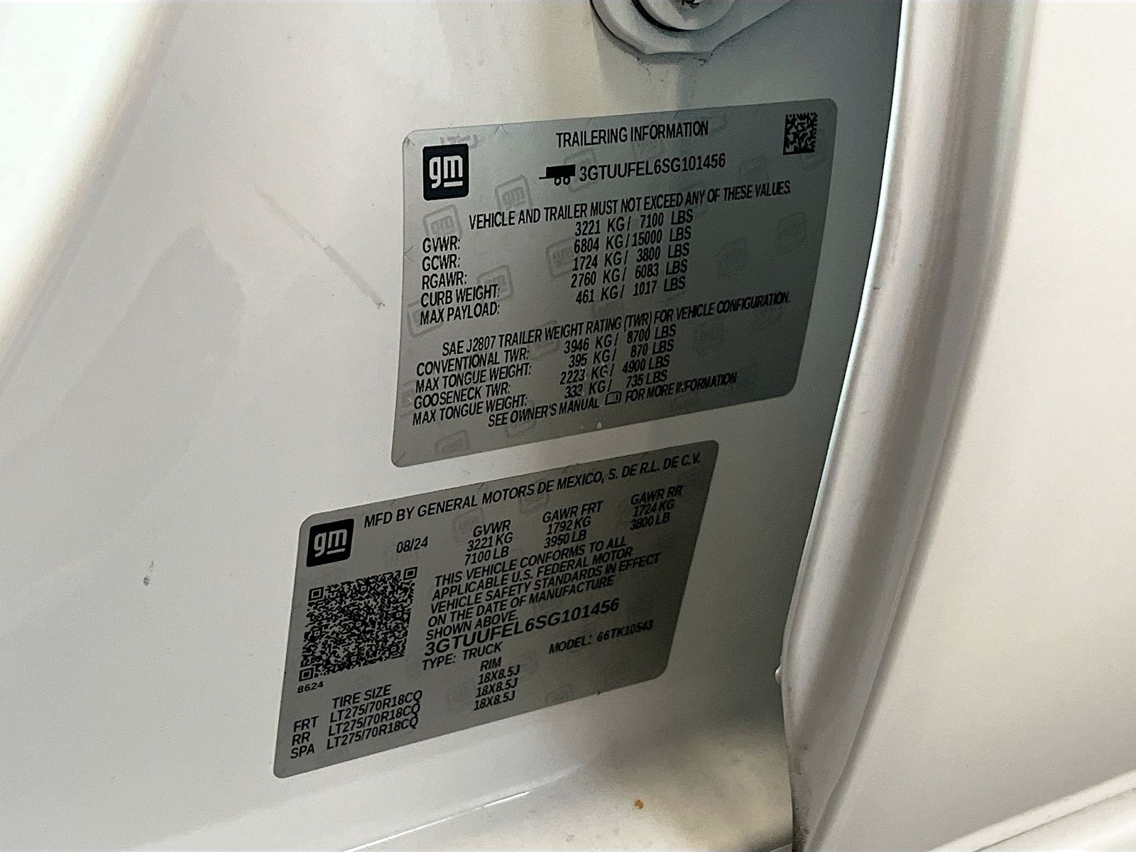 Used 2025 White GMC AT4X image 34