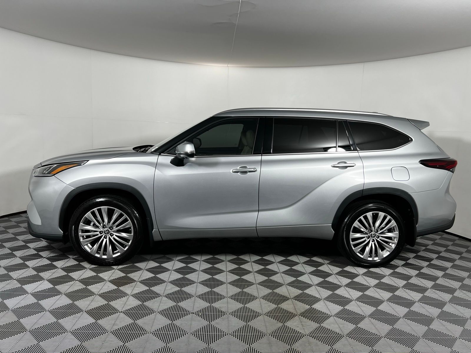 Thumbnail: 2024 Toyota Highlander - 8