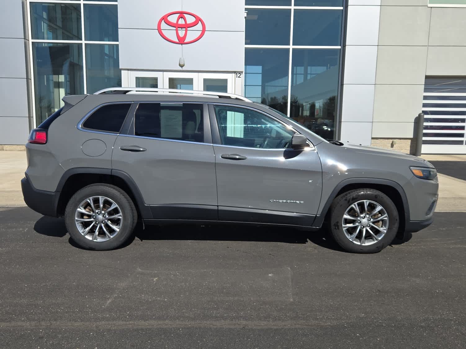 used 2020 Jeep Cherokee car, priced at $11,035
