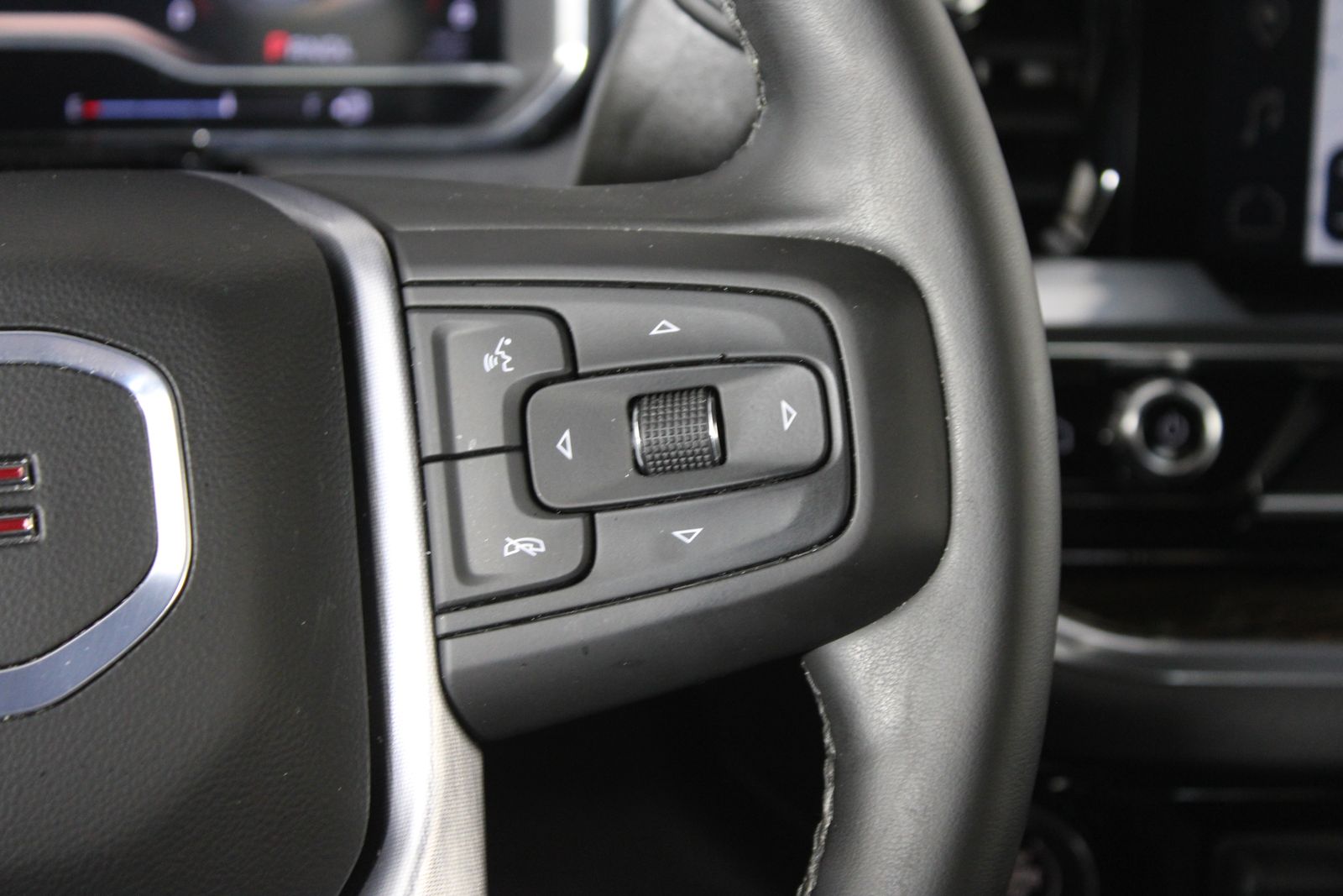 Used 2025 Silver GMC Elevation image 17