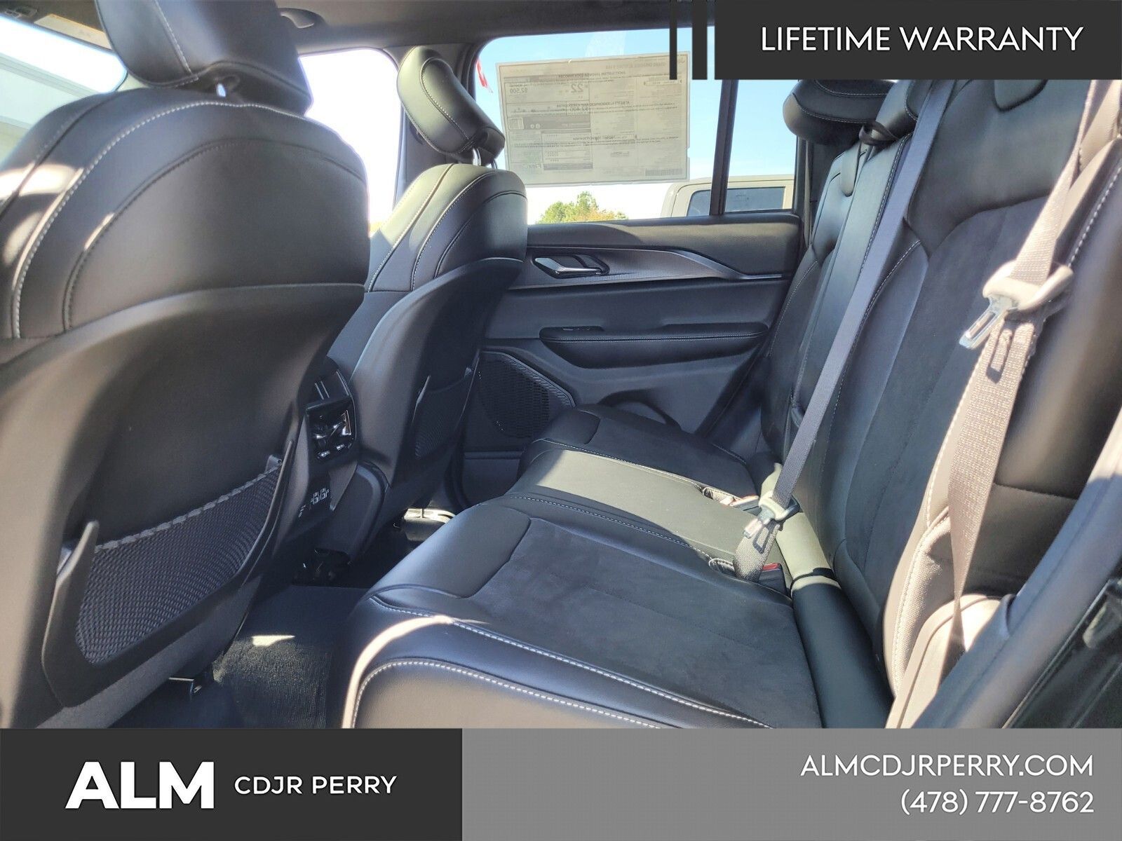 New 2025 Diamond Black Crystal Pearl-Coat Exterior Paint Jeep Altitude X image 9