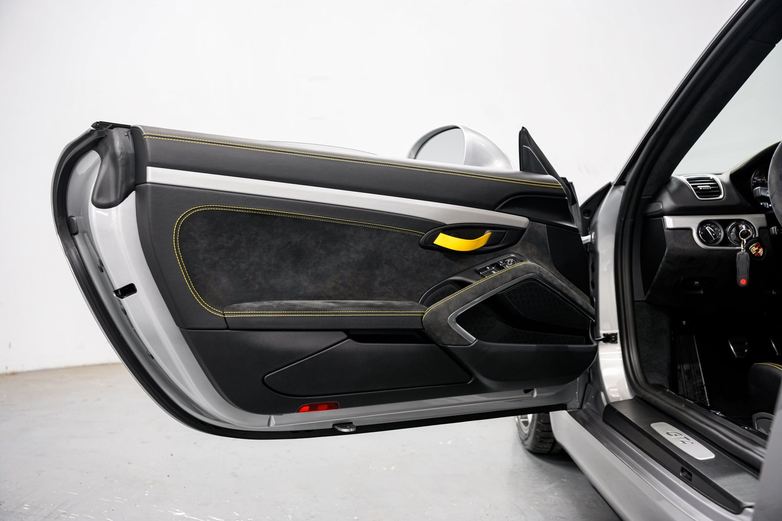 2016 Porsche Cayman GT4 — photo 19