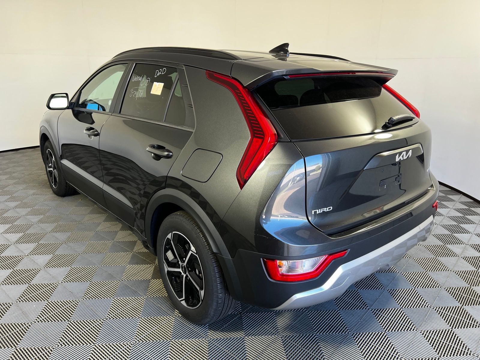 Thumbnail: 2025 Kia Niro - 7