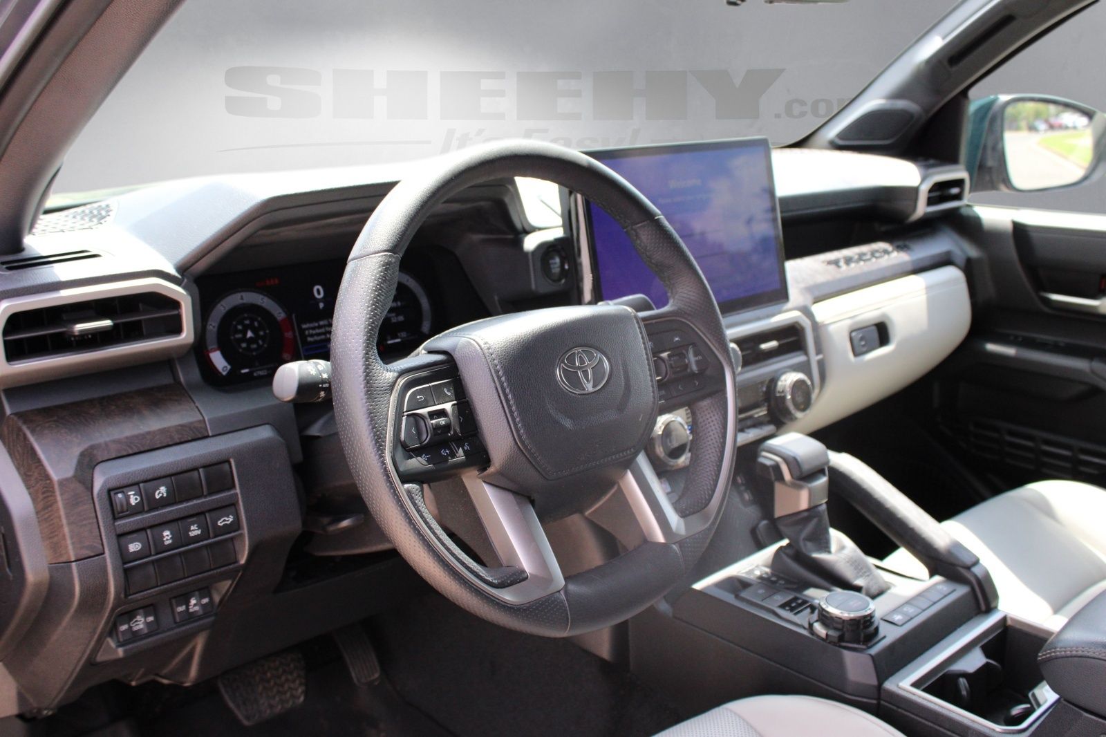 Used 2024  Toyota Limited image 3