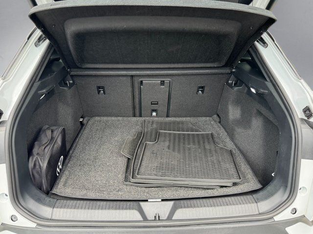 Used 2022 White Volkswagen Pro S image 25