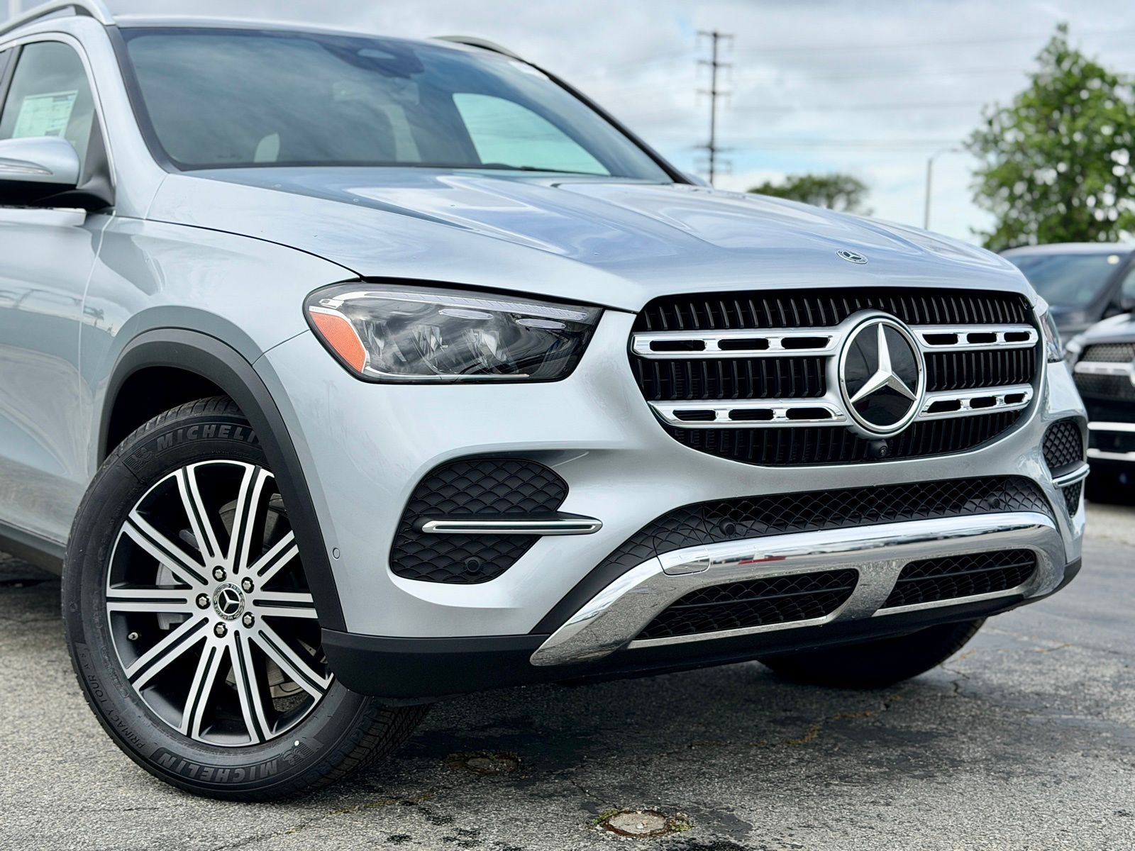 View vehicle photo 3