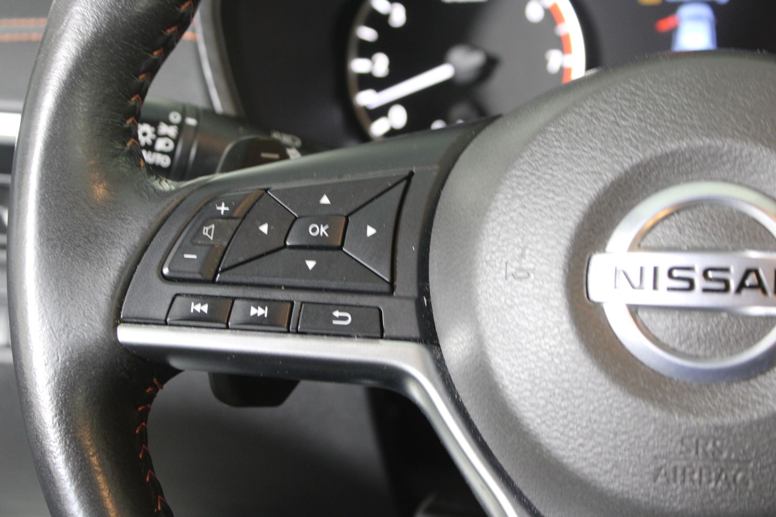 Used 2022 White Nissan 2.0 SR image 27