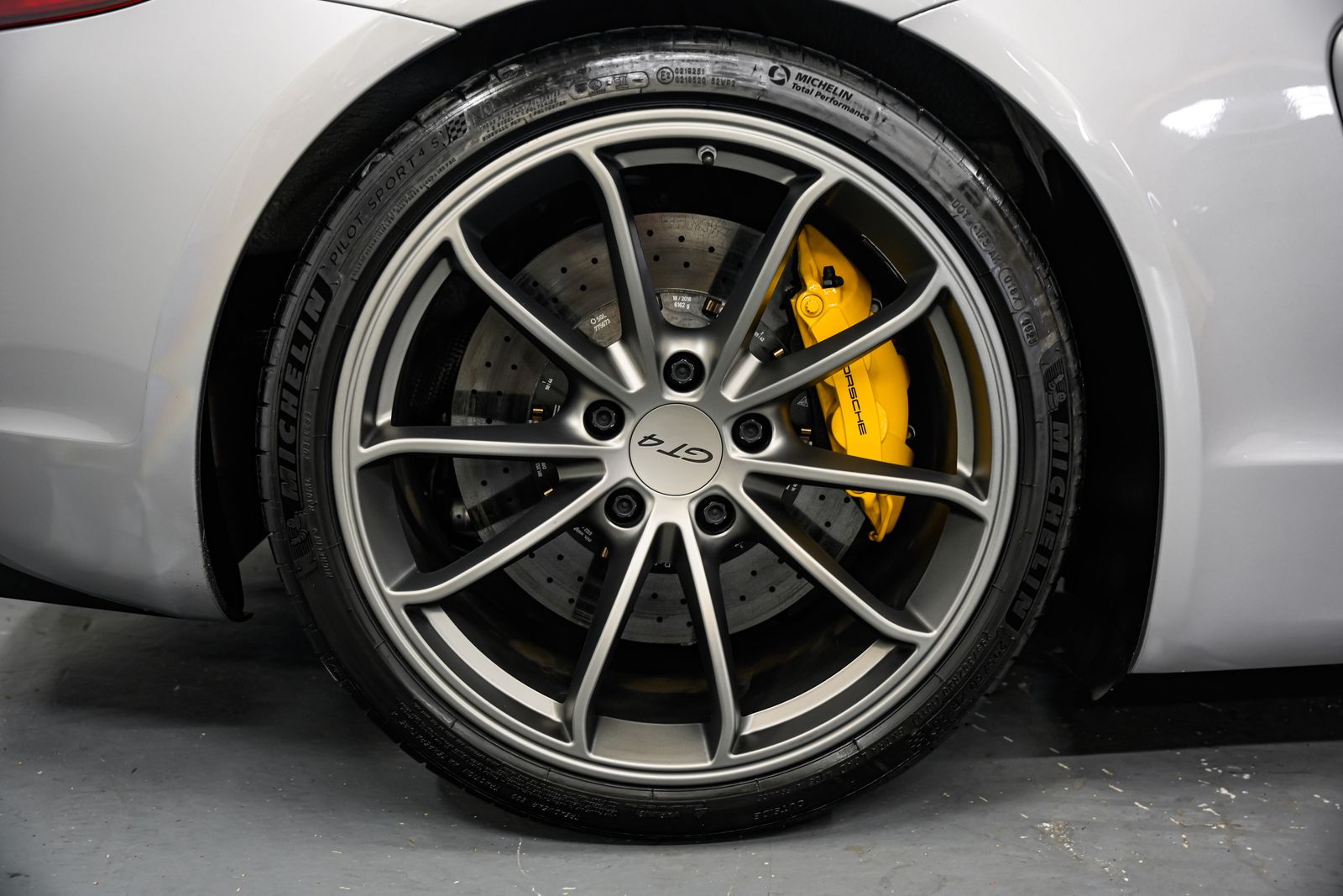 2016 Porsche Cayman GT4 — photo 39