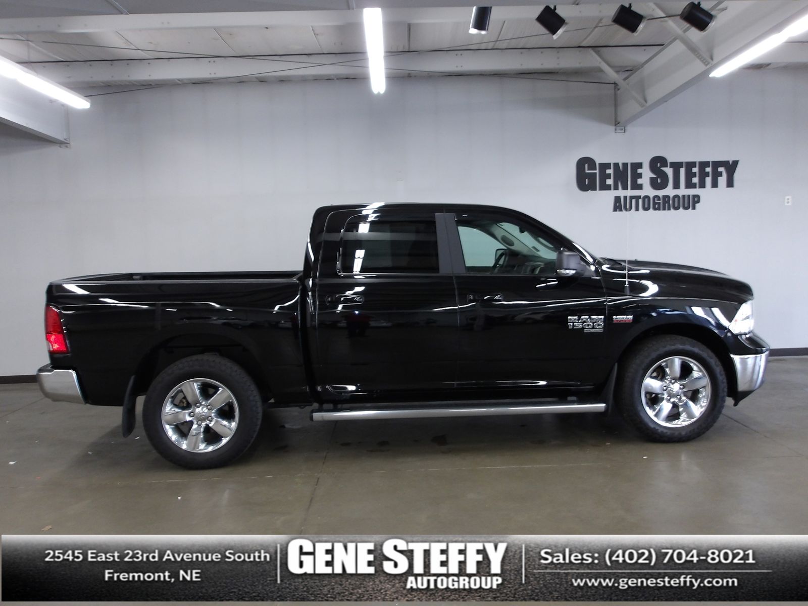 Diamond Black Crystal Pearlcoat 2019 RAM 1500 Pickup Truck Four-Wheel Drive 8-Speed Automatic
