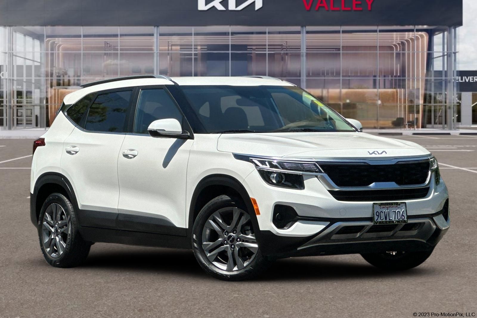 Snow White Pearl 2023 Kia Seltos S FWD SUV / Crossover Front-Wheel Drive Continuously Variable Transmission