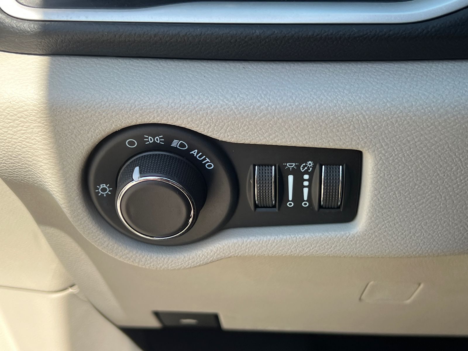 Used 2022 White Chrysler LX image 27