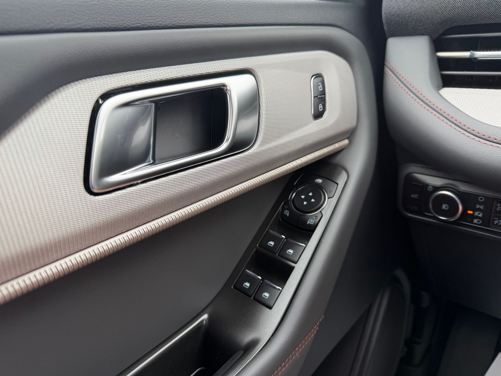 2026 Ford Explorer image 25
