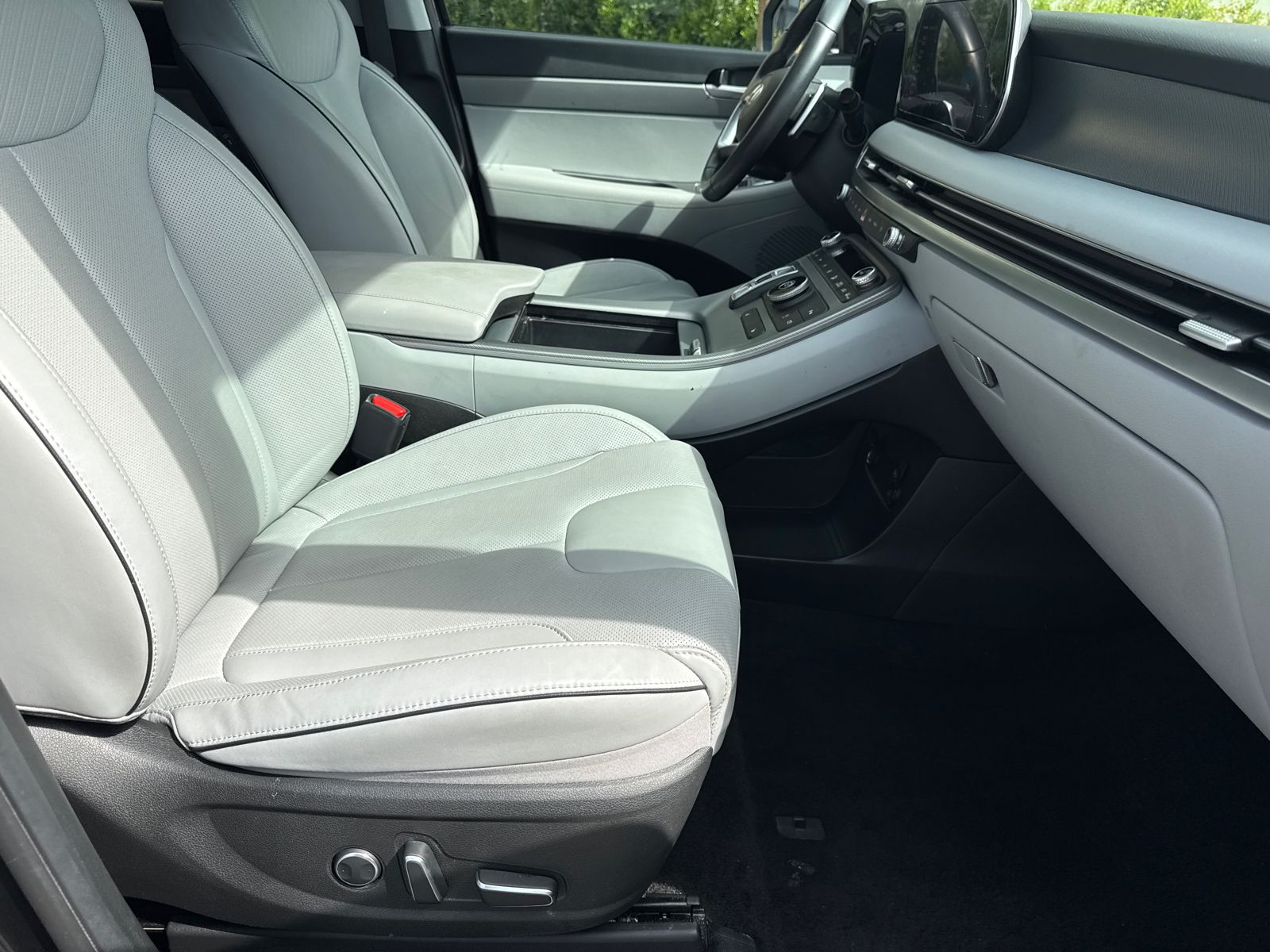 Used 2025 White Hyundai SEL image 13