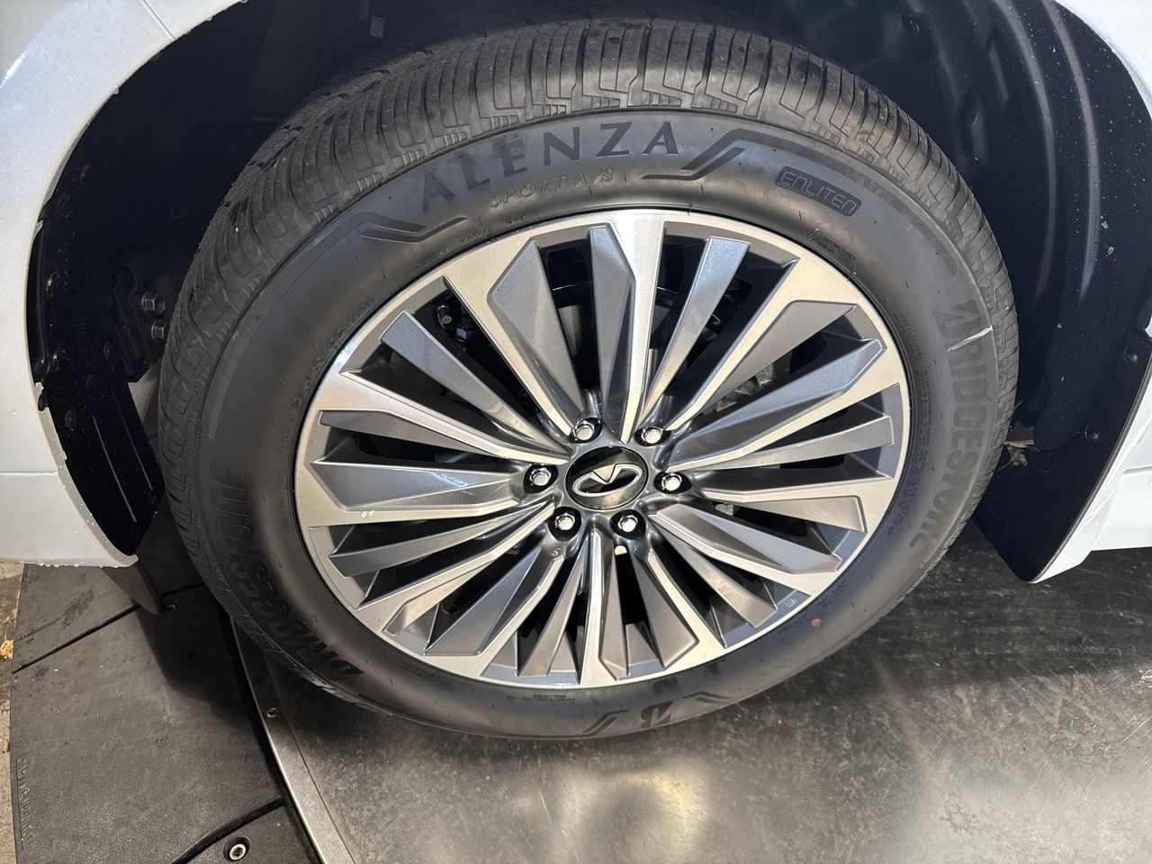 2025 Infiniti QX80 Luxe photo 9