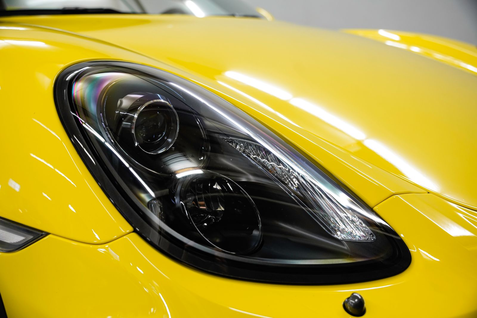 2016 Porsche Cayman GT4 — photo 39