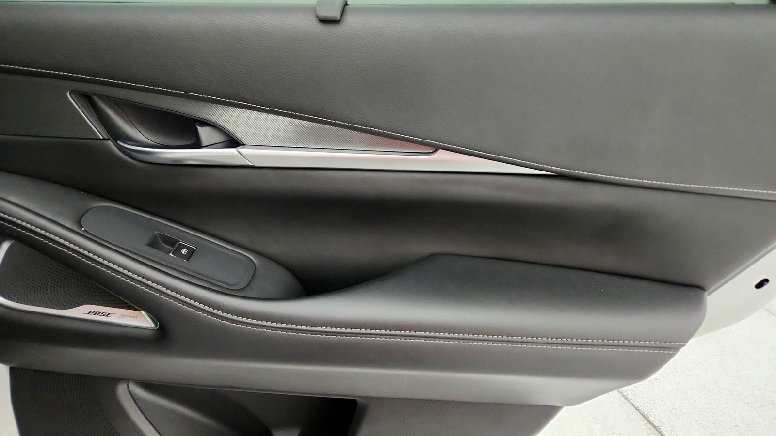 Used 2023 White INFINITI LUXE image 47