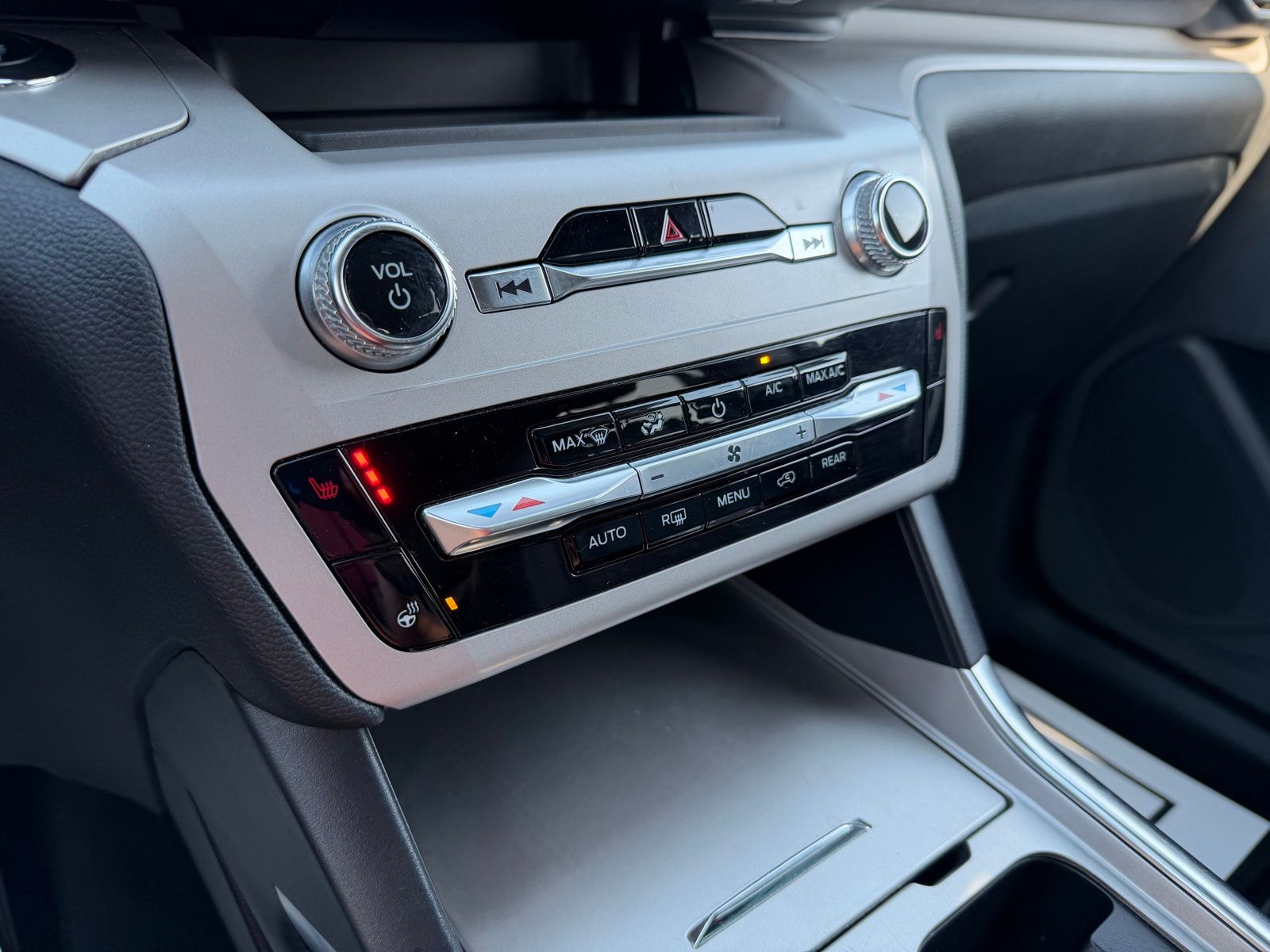 2024 Ford Explorer image 24