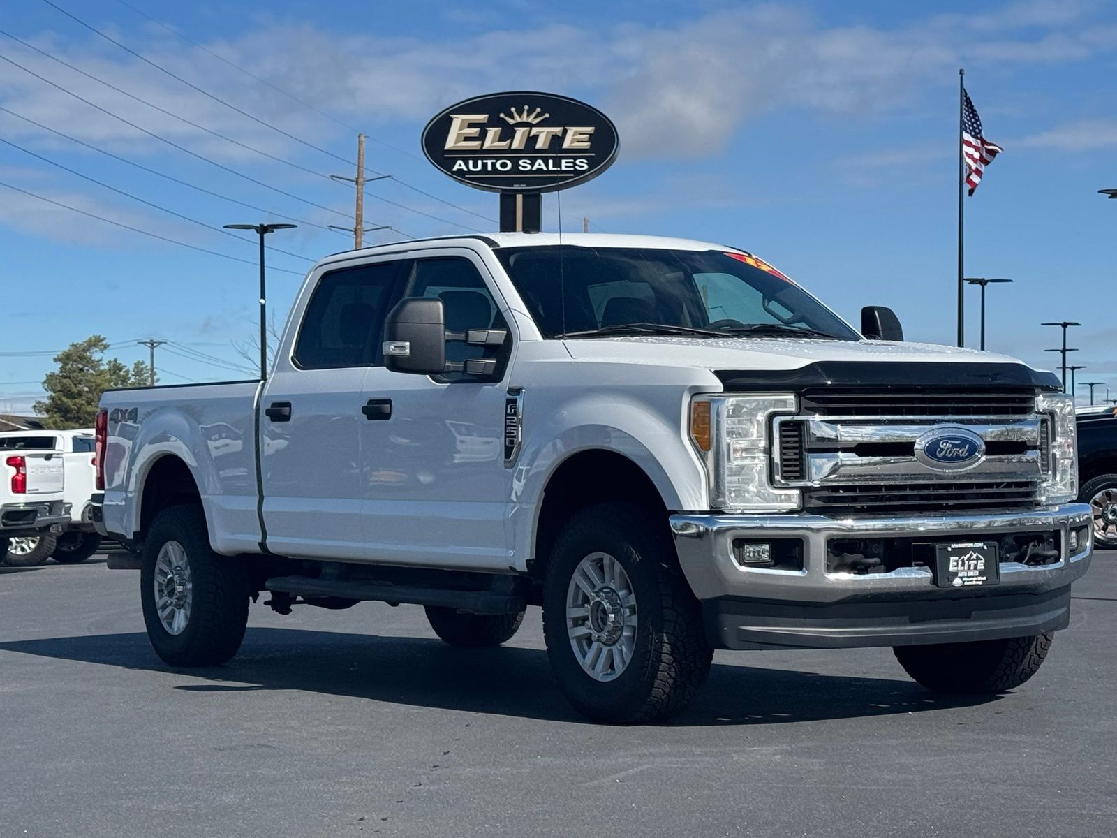 White 2017 Ford F-250 Super Duty XLT Crew Cab 4WD Pickup Truck Four-Wheel Drive 6-Speed Automatic