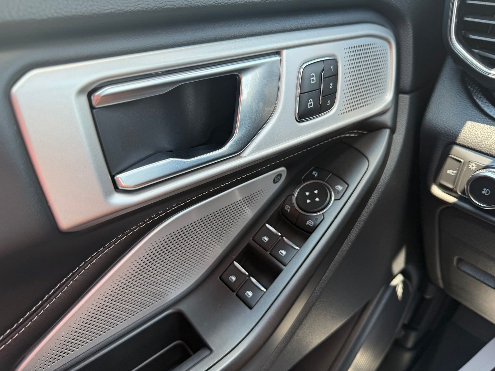 2020 Ford Explorer image 28