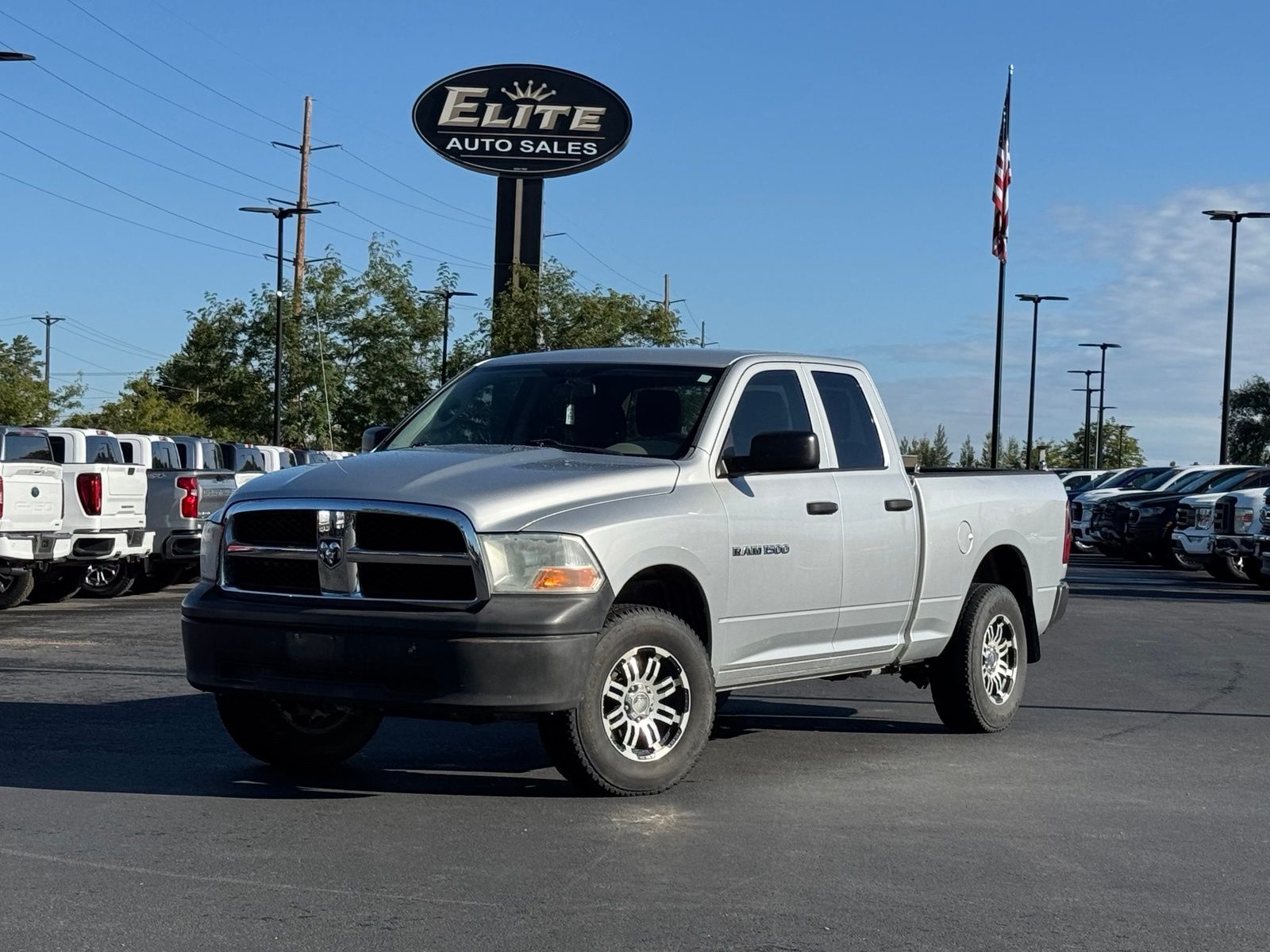 2011 RAM 1500 Plata (Bright Silver Metallic Clearcoat) Camioneta Todo terreno 5 velocidades Automática