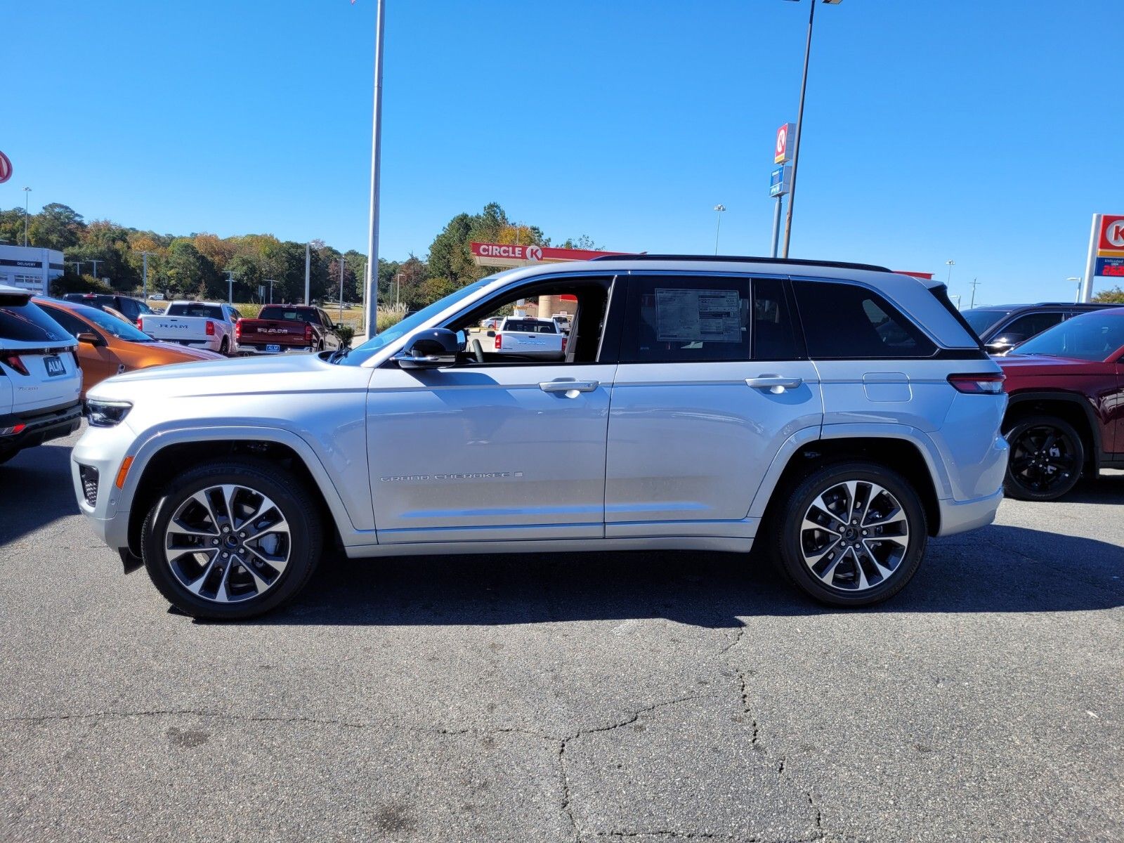 2025 Jeep Grand Cherokee Overland photo 2